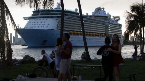 CDC lanza advertencia y dice que la gente debe evitar los viajes en crucero
