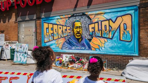 Un mural en honor de George Floyd.