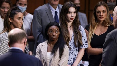 Simone Biles y otras gimnastas logran indemnización económica por abusos de Larry Nassar.