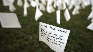 Un homenaje en Washington DC que, con banderas blancas, rinde tributo a las víctimas de covid-19 en Estados Unidos.