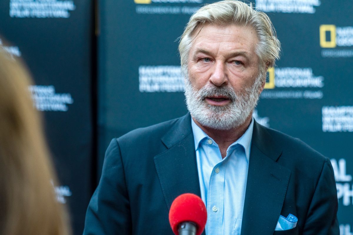 Authorities will search Alec Baldwin’s phone after tragedy in the filming of “Rust”