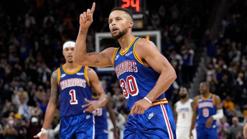 Stephen Curry celebra un triple. Es el máximo anotar de triples en la historia de la NBA.