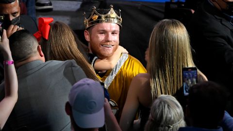 Canelo le respondió a la jovencita en menos de cinco minutos.