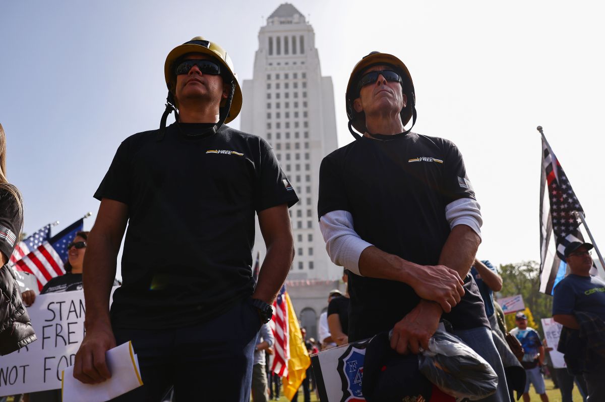 Algunos elementos del Departamento de Bomberos de Los Ángeles participaron en protestas antivacuna.