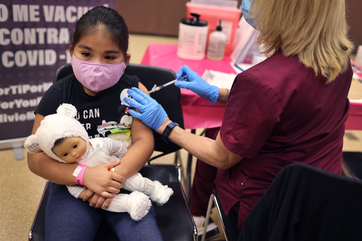 El arranque y la distribución de las vacunas contra COVID-19 ha sido noticia constante este año 2021. (Getty Images)