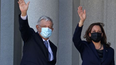 El presidente mexicano López Obrador y la vicepresidenta Kamala Harris.