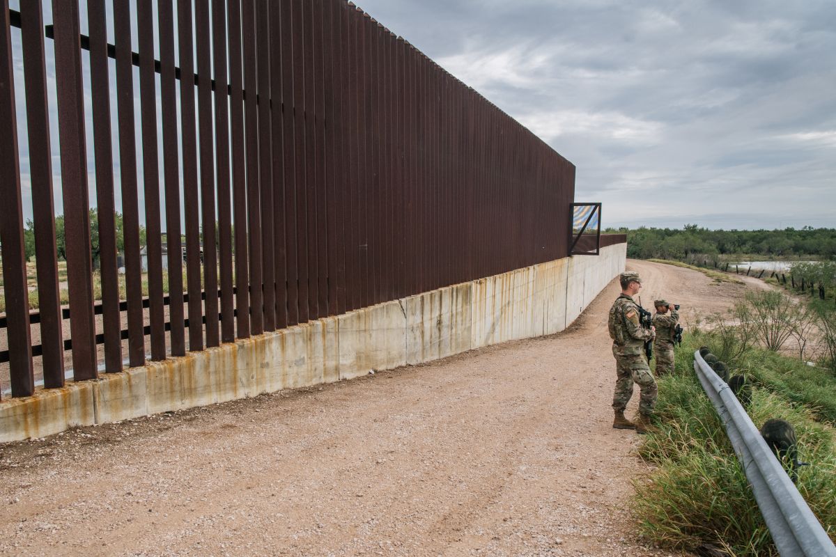 Abbott también destacó a la Guardia Nacional para proteger la frontera de Texas.