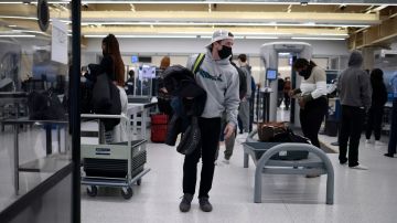 Ante variante ómicron Estados Unidos podría endurecer esta semana los requisitos para viajeros