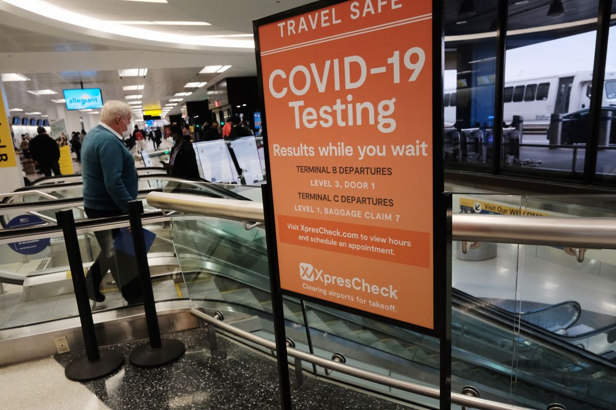 Una instalación de pruebas de COVID-19 en el Aeropuerto Internacional Newark Liberty en Nueva Jersey.