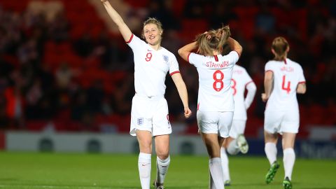 Ellen White marcó tres goles a Letonia.