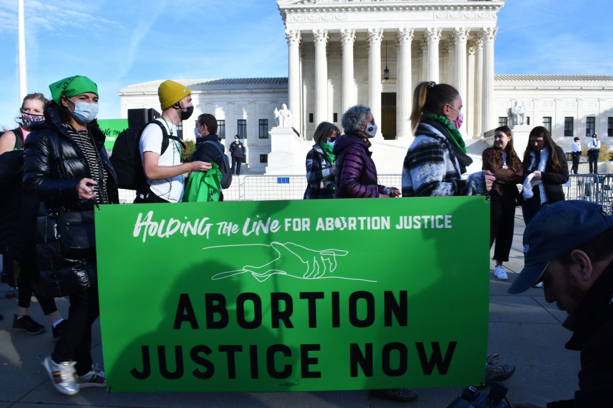 Manifestantes defienden el derecho al aborto ante el Tribunal Supremo.
