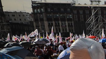 Seguidores de AMLO acuden al Zócalo de la Ciudad de México por sus 3 años de gobierno.