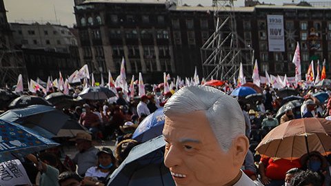 Seguidores de AMLO acuden al Zócalo de la Ciudad de México por sus 3 años de gobierno.