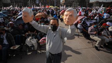 Seguidores de AMLO acuden al Zócalo de la Ciudad de México por sus 3 años de gobierno.