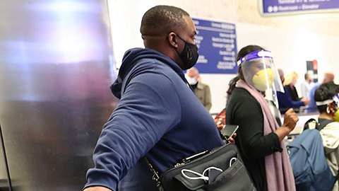 Aerolíneas cancelan vuelos en los días festivos por impacto de Ómicron en sus tripulaciones