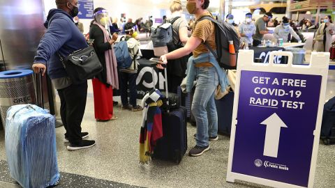 Aerolíneas cancelan vuelos en los días festivos por impacto de Ómicron en sus tripulaciones