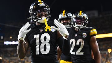 Diontae Johnson (#18) de los Steelers celebra un touchdown contra los Ravens.