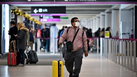 Máscaras cubrebocas en los aeropuertos.