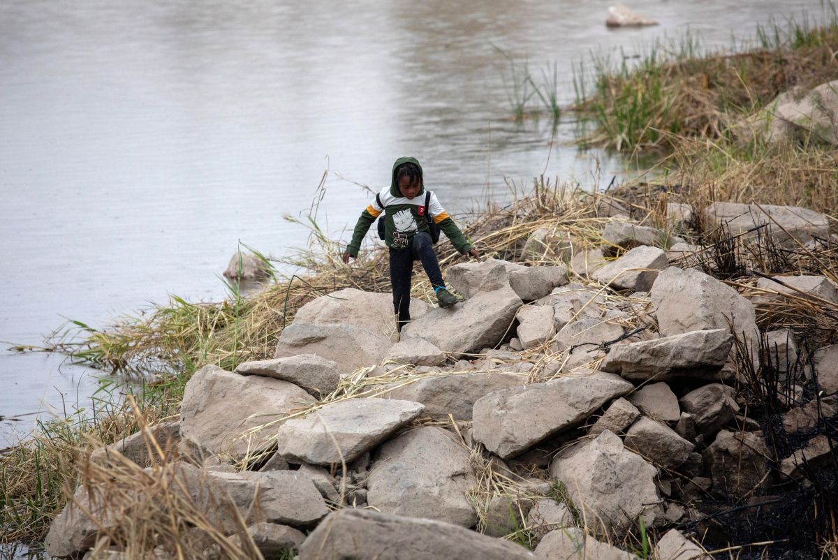 Un pequeño inmigrante en la zona fronteriza de México y Estados Unidos.