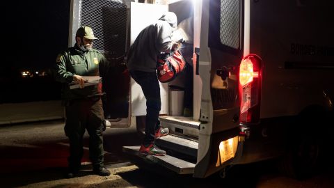 Las detenciones en la frontera volvieron a aumentar en noviembre.