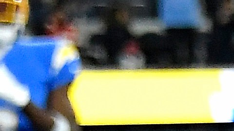 Donald Parham, de los Chargers, tras el golpe en la cabeza que le causó la lesión.