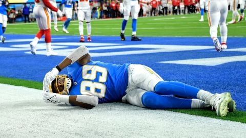 Donald Parham, de los Chargers, tras el golpe en la cabeza que le causó la lesión.