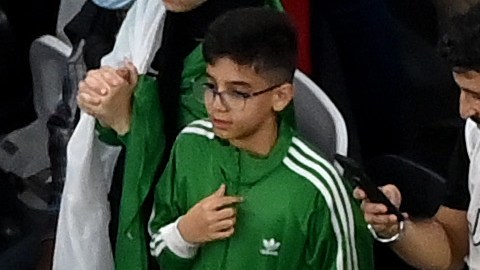 Los hinchas argelinos desataron la locura en París.