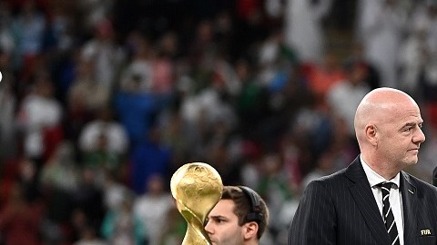 Gianni Infantino, presidente de FIFA, acompañado por los jeques de Qatar en la Copa Árabe.