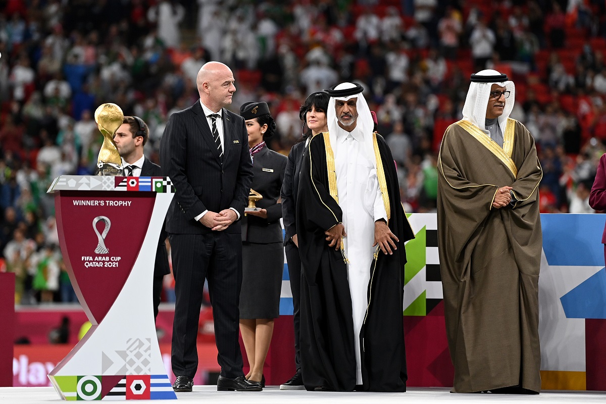 Gianni Infantino, presidente de FIFA, acompañado por los jeques de Qatar en la Copa Árabe. 