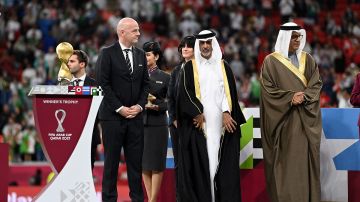 Gianni Infantino, presidente de FIFA, acompañado por los jeques de Qatar en la Copa Árabe.