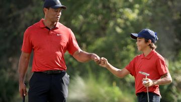 Tiger Woods (i) y su hijo Charlie (d) en la PNC Championship - Final Round