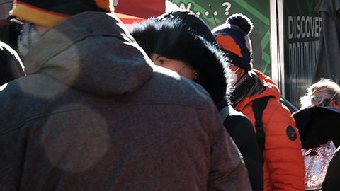 Ómicron ya es la variante de la COVID-19 que más contagia en Estados Unidos, según los CDC