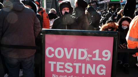 Ómicron ya es la variante de la COVID-19 que más contagia en Estados Unidos, según los CDC