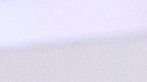 Una trabajadora de salud realiza un examen de COVID-19 en el aeropuerto internacional de Los Ángeles.