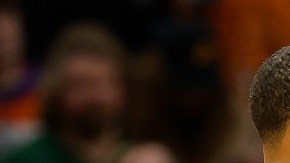 Stepen Curry, de Golden State, enfrentando a Mikal Bridge, de los Utah Jazz.