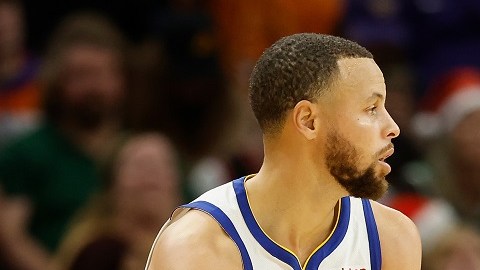 Stepen Curry, de Golden State, enfrentando a Mikal Bridge, de los Utah Jazz.