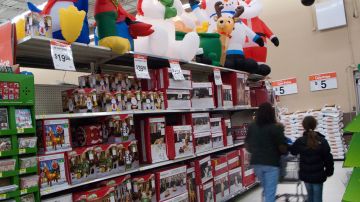 Un "ángel" sorprende a una familia en Walmart pagando la cuenta de sus regalos de Navidad-GettyImages-156595519.jpeg