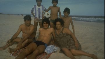 La familia Maradona disfrutando de un día de playa en 1970.