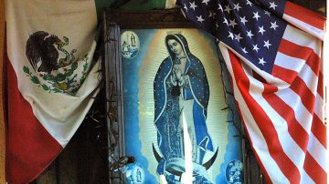Empleados de supermercado recrean imagen de la Virgen de Guadalupe con frutas y verduras