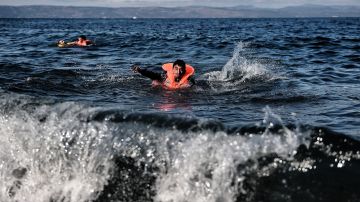 Naufragio cerca de isla griega deja tres muertos y decenas de migrantes desaparecidos