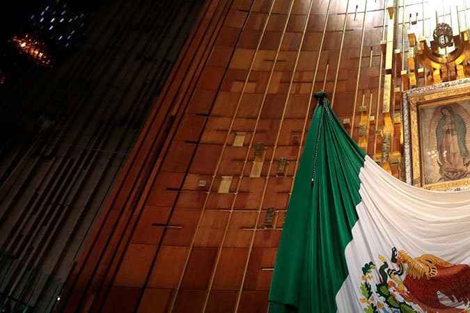 Peregrinos visitan a la Virgen de Guadalupe en Ciudad de México.