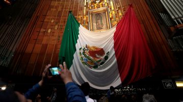 Peregrinos visitan a la Virgen de Guadalupe en Ciudad de México.