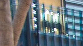 Hombre enfrenta juicio por fraude al usar dinero de ayuda por la pandemia para comprar prendas de lujo y un Lamborghini