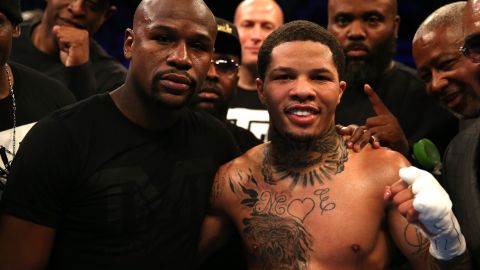 Floyd Mayweather (i) cree en su protegido Gervonta Davis (d).