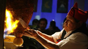 VIDEO: Crean en México trompo para tacos al pastor gigante, con una tonelada de carne
