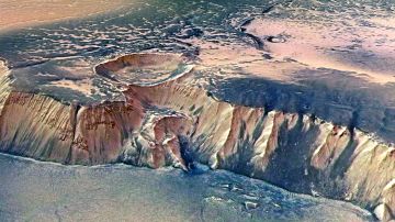 Descubren gigantesco depósito de "agua oculta" en el mayor cañón del Sistema Solar