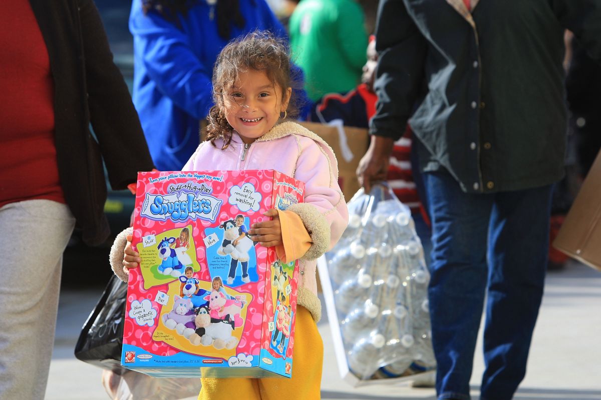 La cadena Northgate González Market obsequia juguetes a niños en situación desfavorecida.