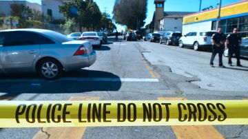 Policía mató a hombre armado con un cuchillo en estación de servicio de la ciudad de Los Ángeles