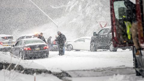 Choque de 20 autos en Nevada deja al menos tres heridos