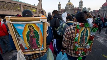 Peregrinos acuden a la Basílica de Guadalupe previo al 12 de diciembre, Día de la Virgen.